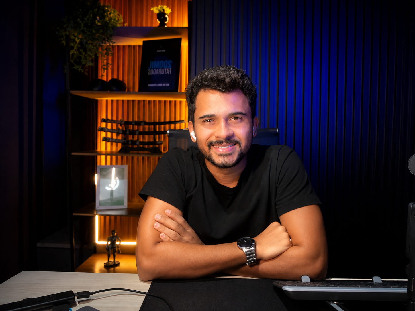 Leto Ventura sorrindo em seu estúdio